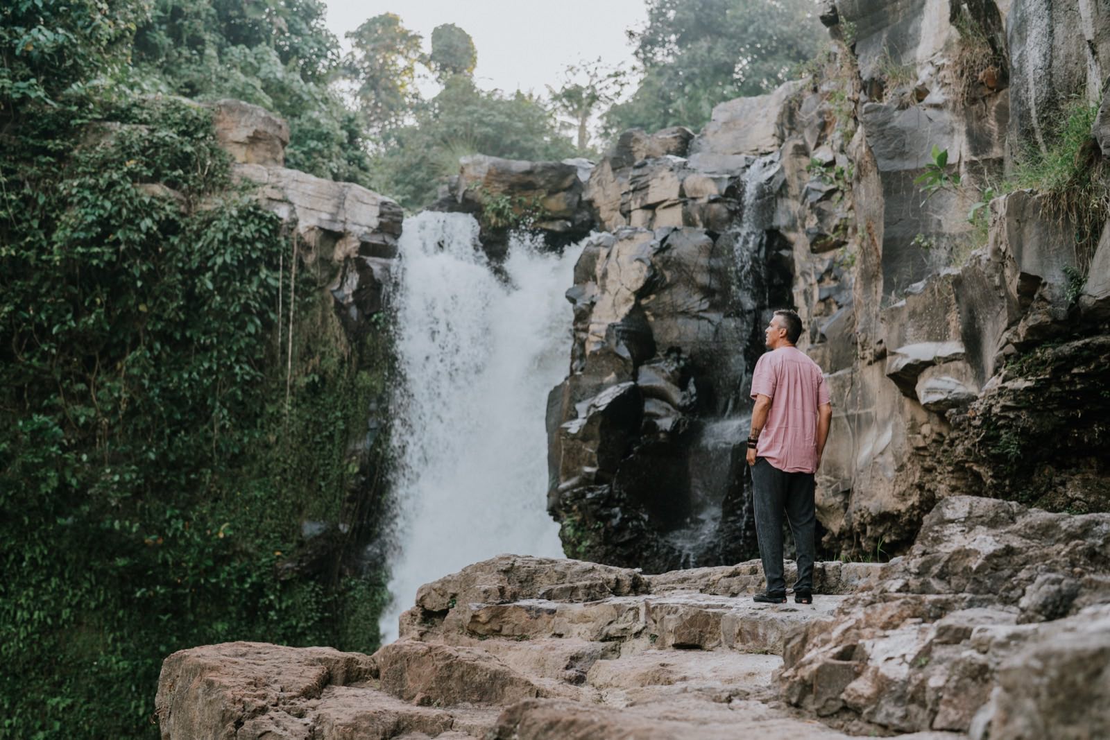 Massimo Ferro davanti a una cascata